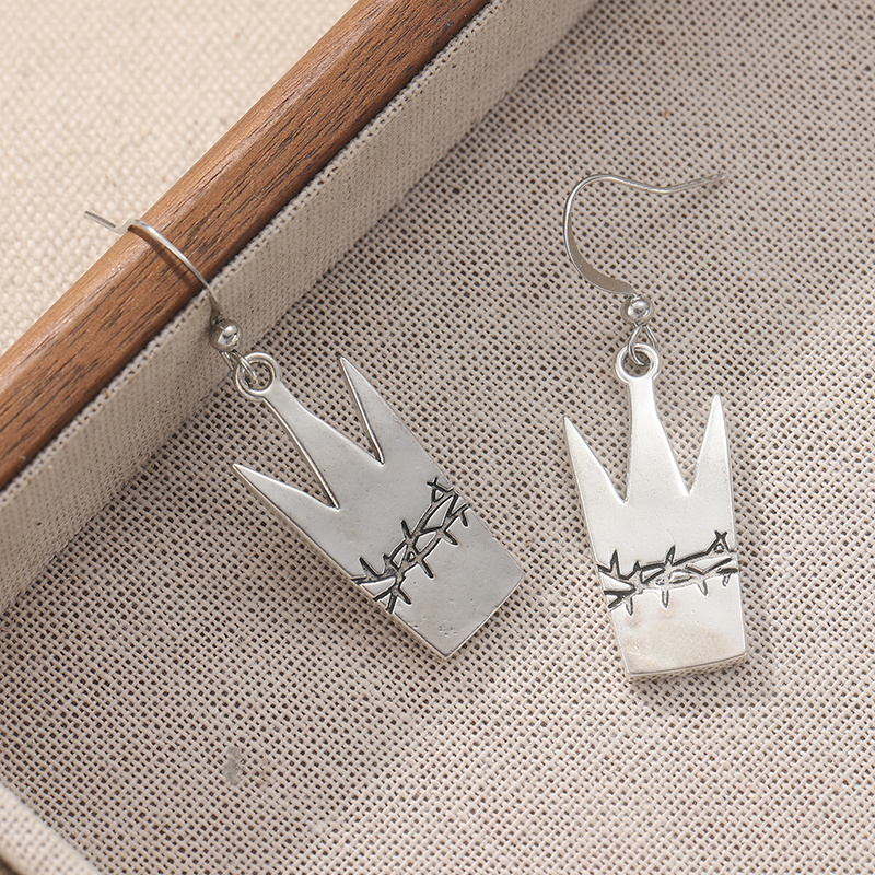 Women's Vintage Thorn Pattern Crown Pendant Earrings